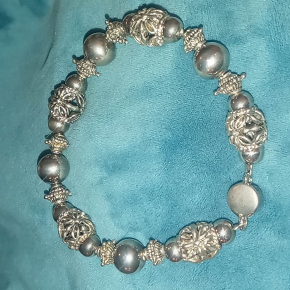 Metal beaded bracelet with a magnetic clasp.size 8 - Picture 2 of 4